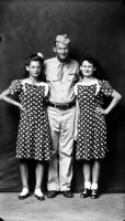 http://bernalespacio.com/files/gimgs/th-47_Mike Disfarmer Soldier with Two Girls in Polka Dot Dresses, 1940s.jpg